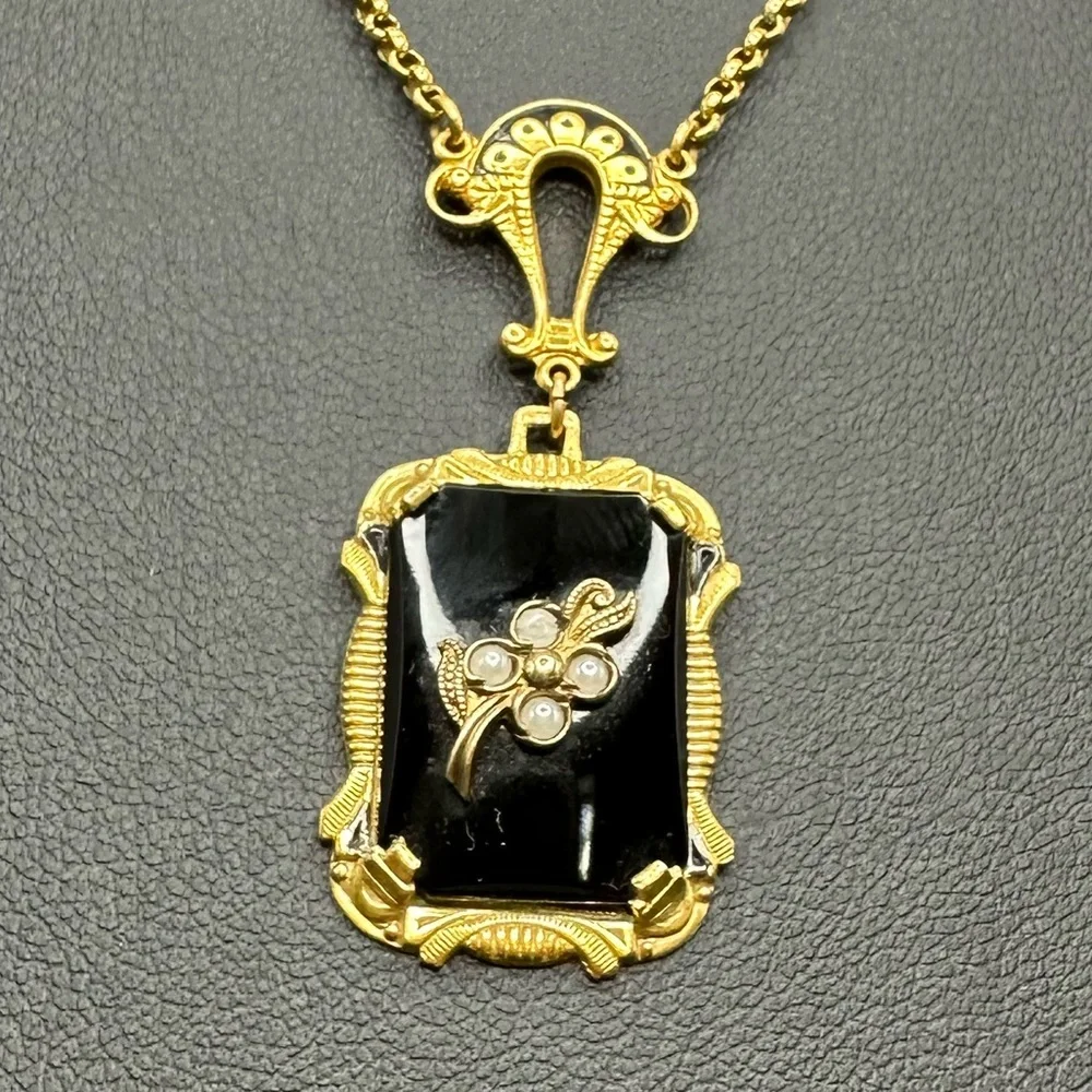 Elegant Vintage Victorian-Style Necklace with Faux Pearls - Picture 10 of 14